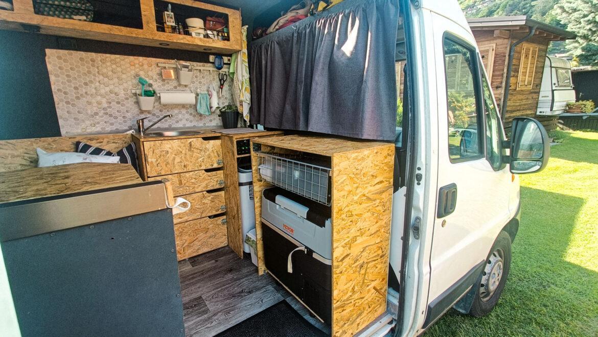 Selber umgebauter Fiat Ducato Camper mit offener Seitentür.