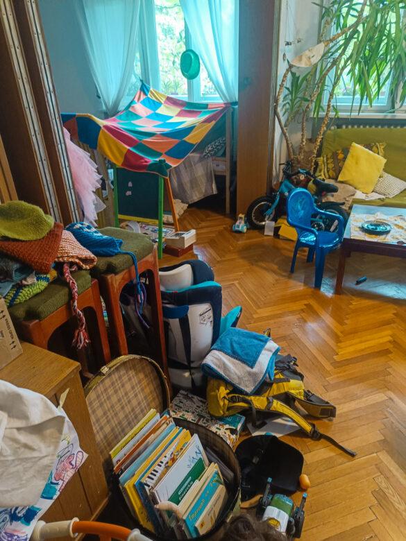 Wohnzimmer mit viel Spielzeug in Bukarest.