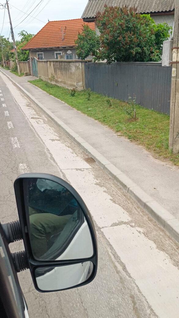 Haus mit hohem Zaun in Rumänien.