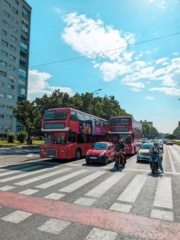 Alte Londonbusse in Skopje auf einer Strasse