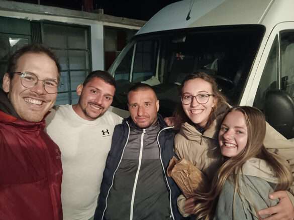 Gruppenfoto mit unseren bulgarischen Hosts vor unserem Camper.