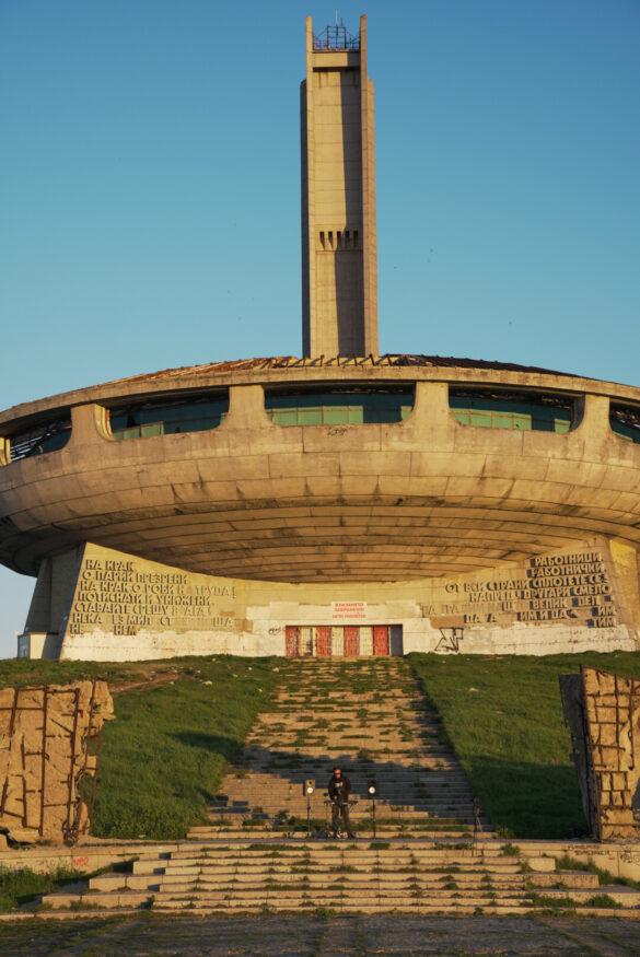 DJ vor dem Busdludscha Monument in Bulgarien.