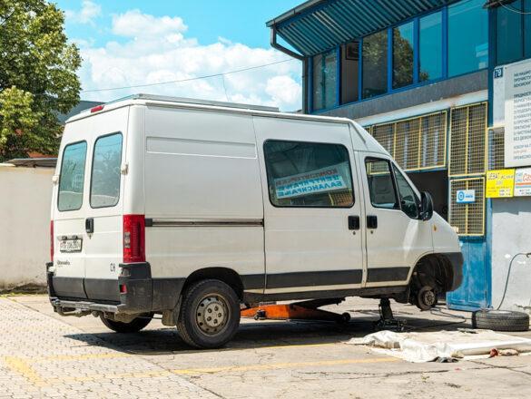 Fiat Ducato Camper aufgebockt ohne Vorderreifen.