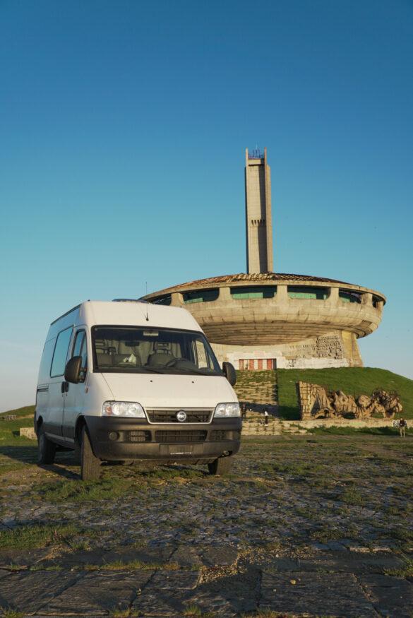 Fiat Camper Mafiat Paolo vor dem Busdludscha Monument