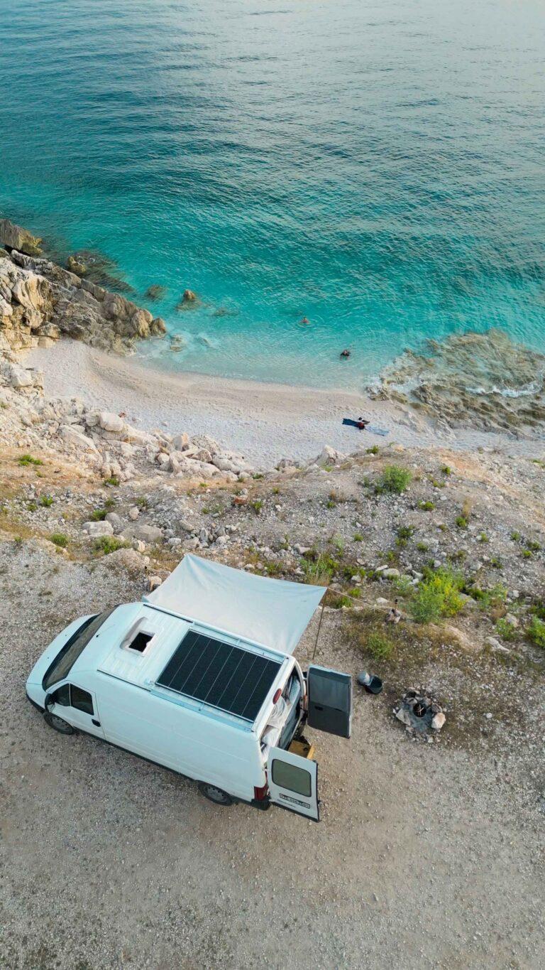 Fiat Ducato Camper an der albanischen Küste.