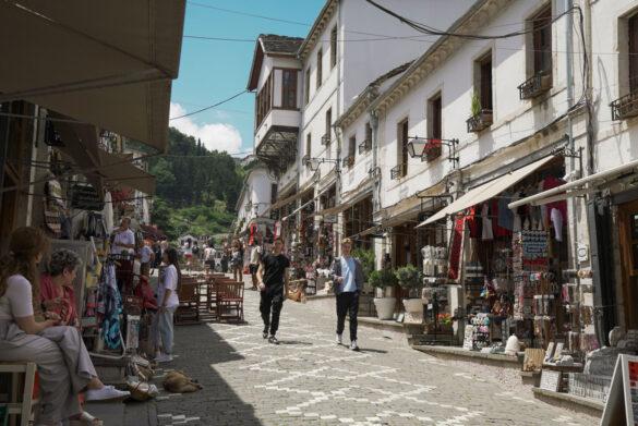 Marktstrasse in Girokaster, Albanien