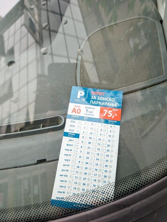 Parkticket in kyrillischer Schrift.