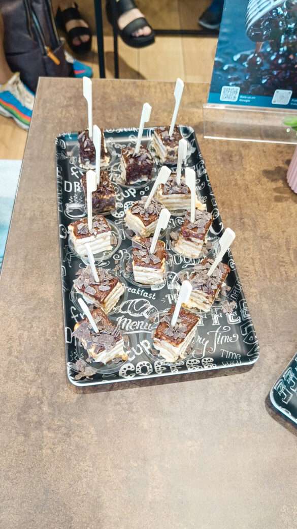 Spongecake in Stücke geschnitten auf einem Tablar.