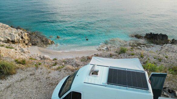 Van-am-Meer-in-Albanien Fiat Ducato Van an der albanischen Küste.