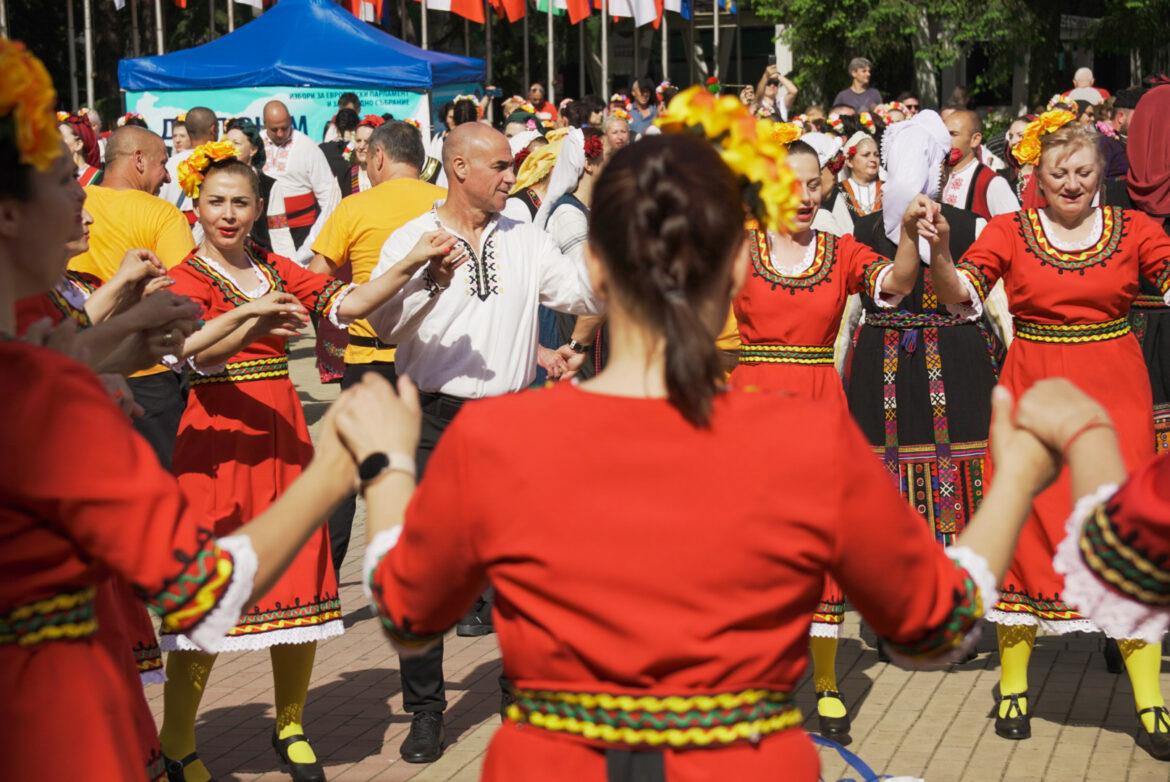Bulgarische Volkstänzer in bunten Trachten.