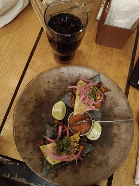 Teller mit blauen Maistortilla in Puebla