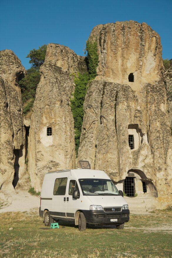 Wohnmobil in der Türkei vor einer Höhlenstadt