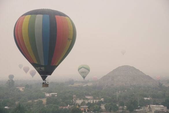 Heissluftballone über Teotihuacan in Mexiko