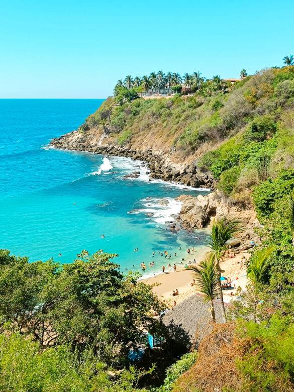 Strand in Puerto Escondido mit Palmen
