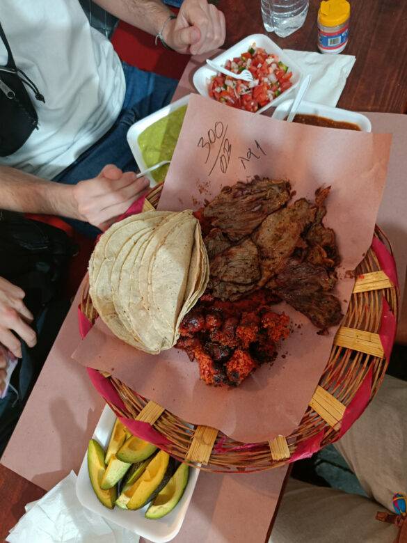 Grillfleisch, Tacos, Saucen und Avocados am Streetfoodmarkt in Oaxaca