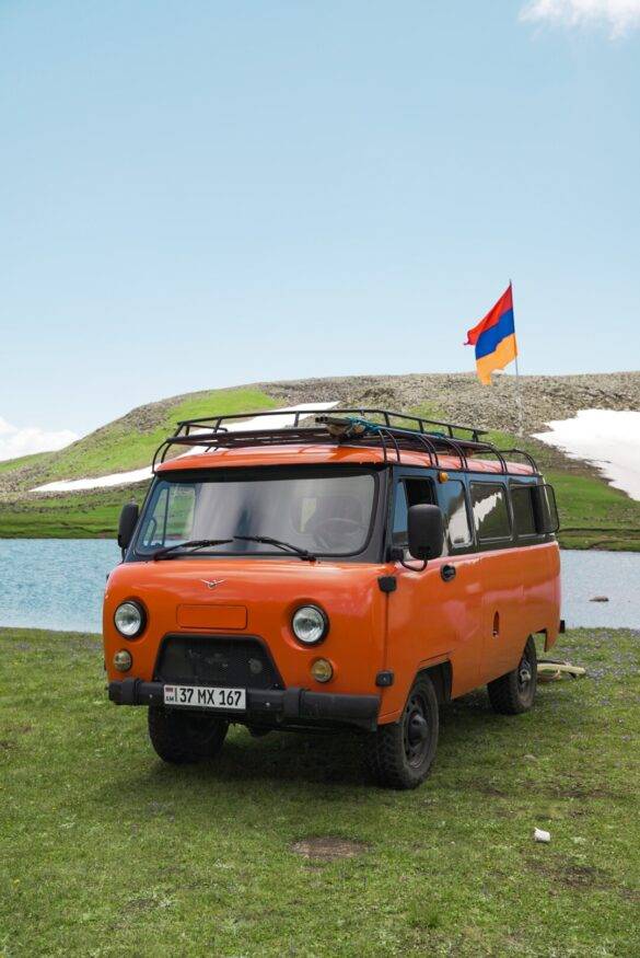 Kamaz Bus mit Armenienflagge auf dem Berg Azhdahak