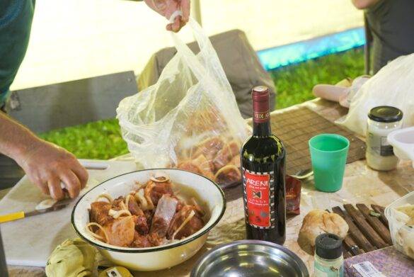 Gedeckter Tisch mit Essen und Wein in Armenien