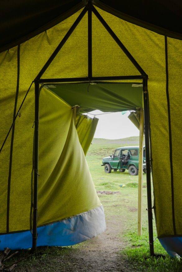 Jeep vor einem Zeltcamp auf dem Azhdahak in Armenien