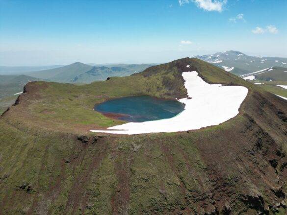 Azhdahak Kratersee in Armenien von oben