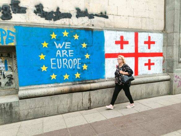 Frau vor Pro-EU-Grafittis in Tiflis