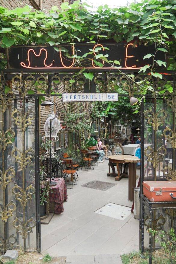 Cafeeingang in Tiflis das einen Camper-Reisen-Stopp wert ist.