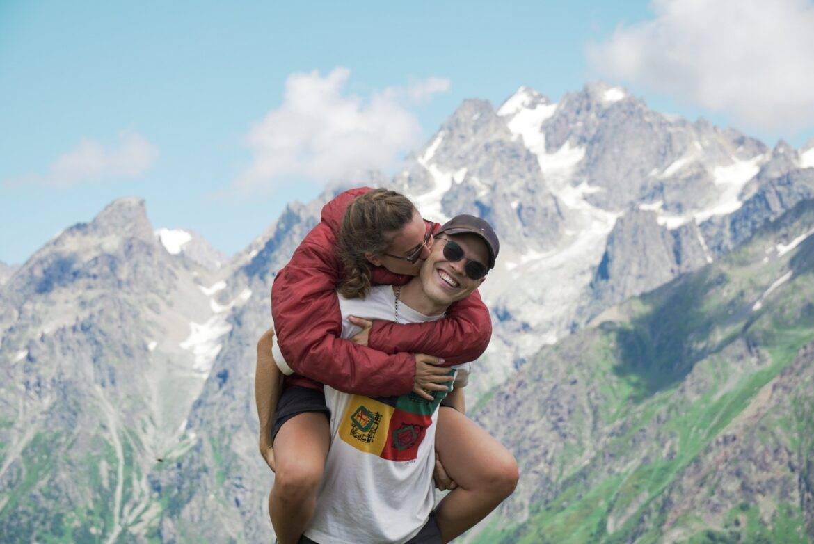 Junges Paar auf einer Wanderung zu den Koruldi Seen in Georgien.