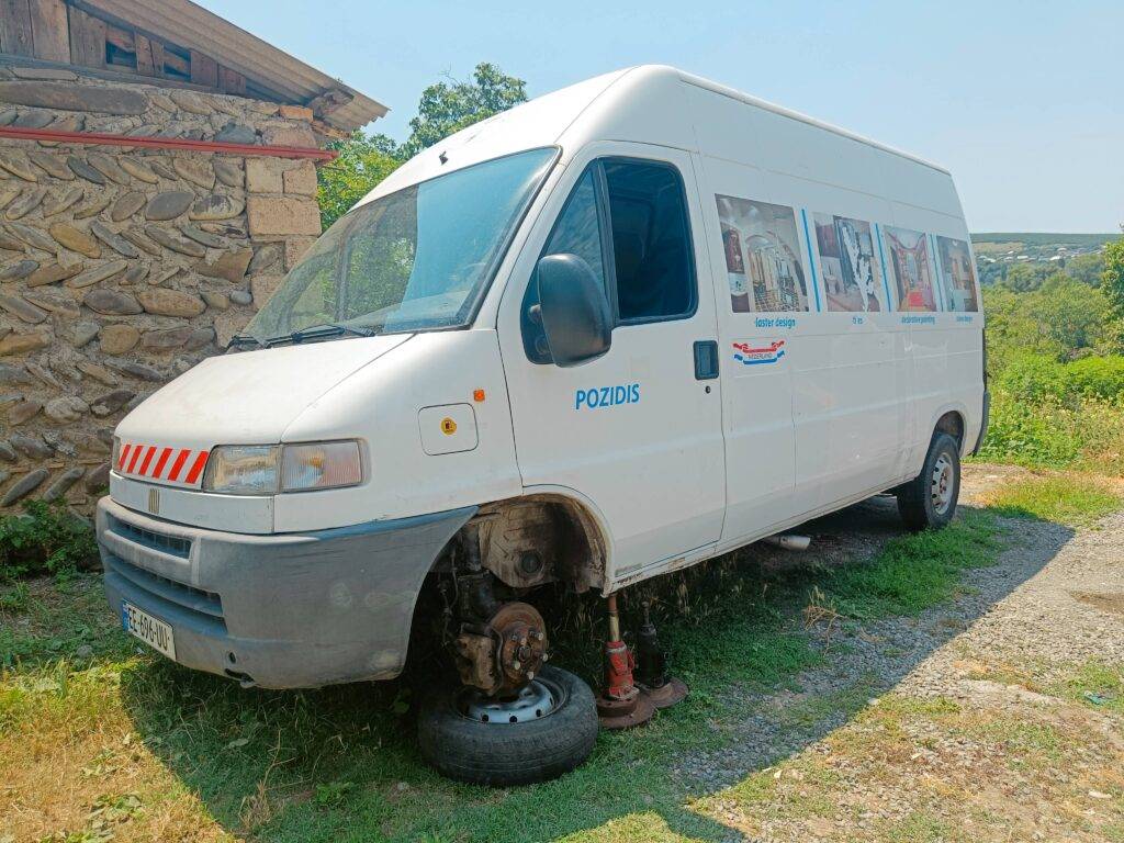 Alter Fiat mit fehlendem Rad in Georgien