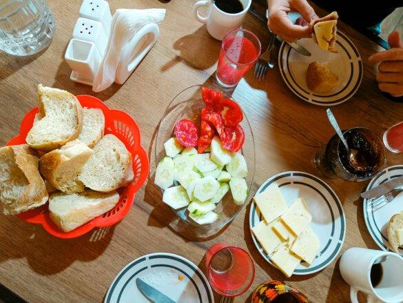 Georgisches Frühstück mit Brot, Tomaten, Gurken und Tee