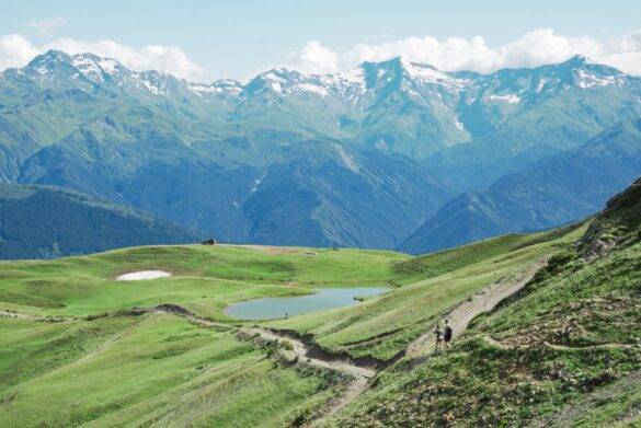 Aussicht über Koruldi Seen bei Mestia in Georgien