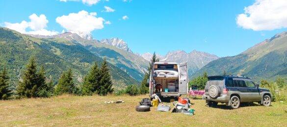 Fiat Ducato Camper vor der Bergkulisse in Mestia