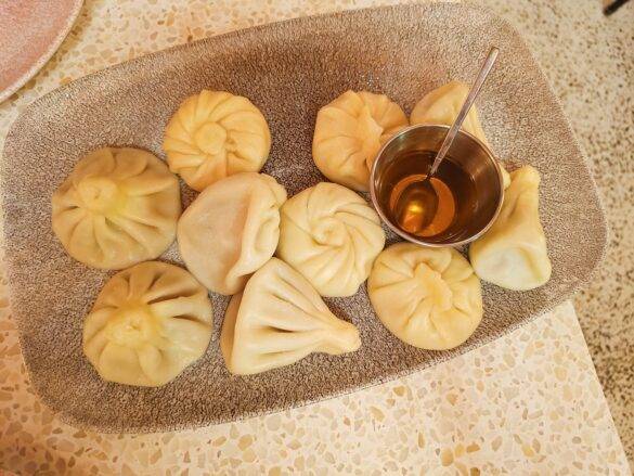 Teller mit Khinkali in Georgien