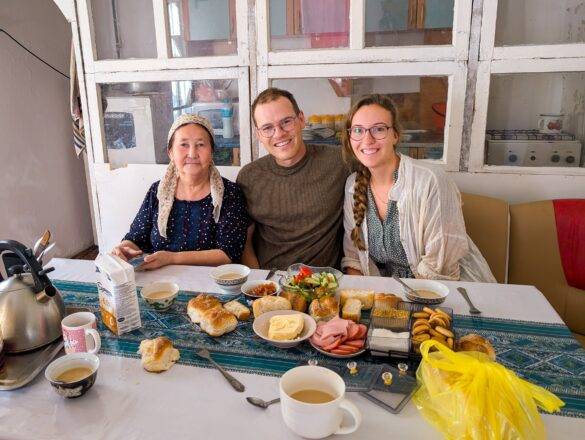 Morgenesse mit kasachischer Familie während Kasachstan Reise