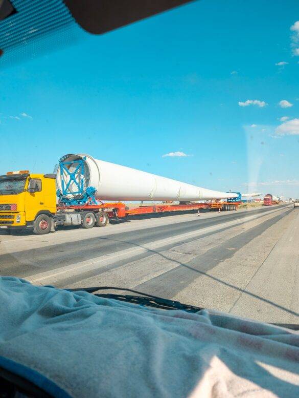 Riesiges Windradblatt auf einem Lastwagen in Kasachstan