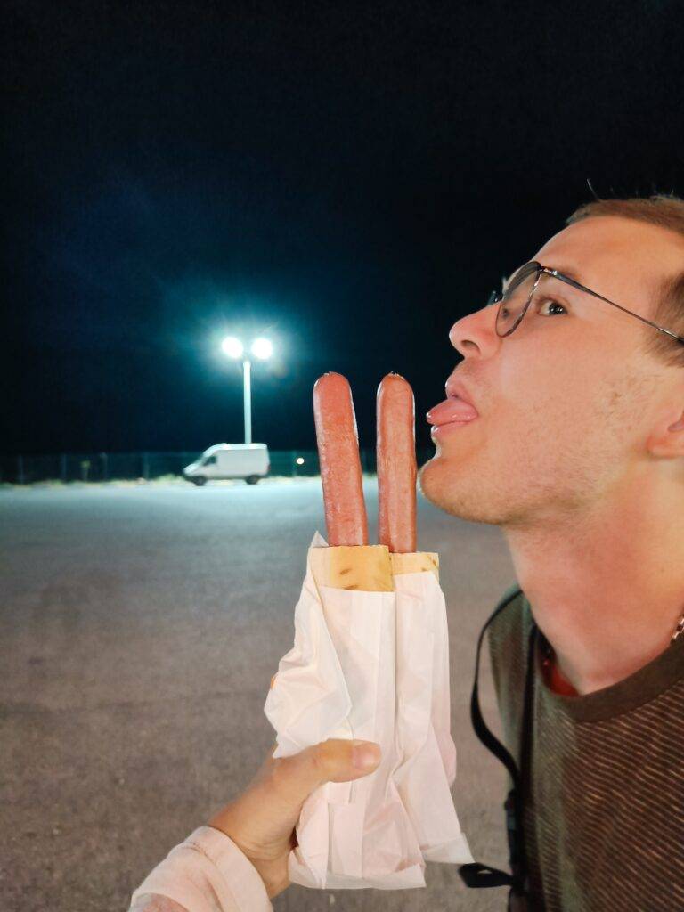 Mann mit Hotdogs in Kasachstan