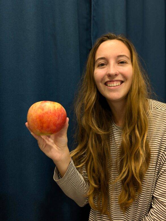Aport Apfel in der Hand einer jungen Frau in Kasachstan