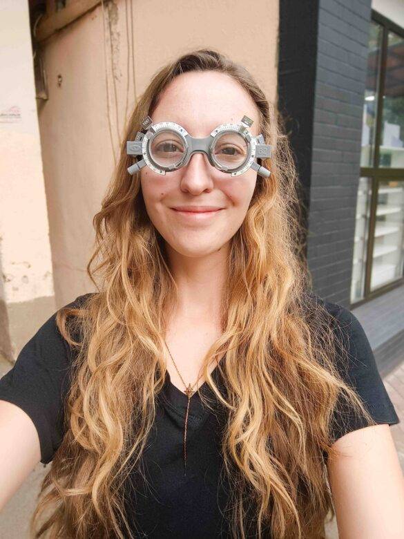 Frau mit Korrekturbrille