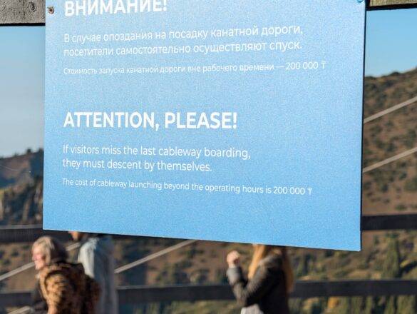 Schild an der Gondelbahn von Shymbulak