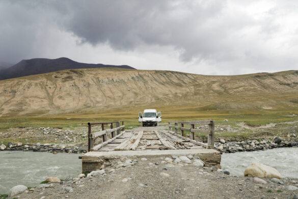 Wohnmobil vor einer Holzbrücke in Kirgistan