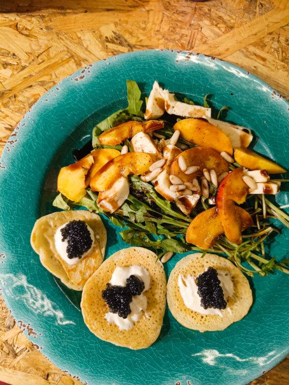 Kasachischer Kaviar auf Blinis mit Salat