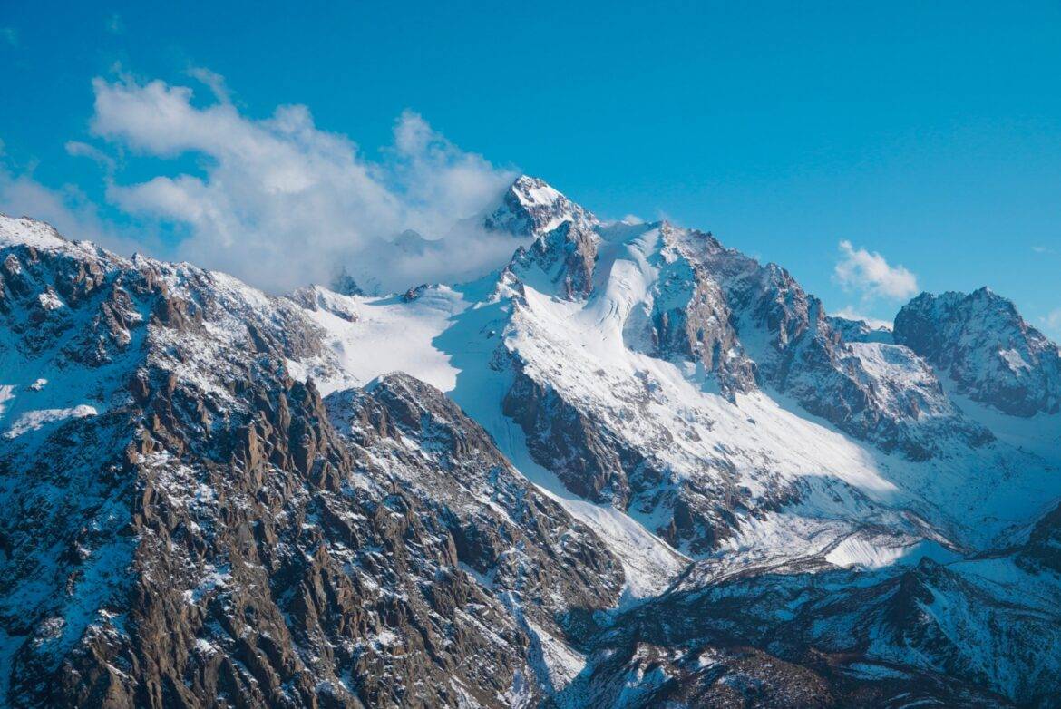 Schneebedeckte Berge in Shymbulak, Kasachstan