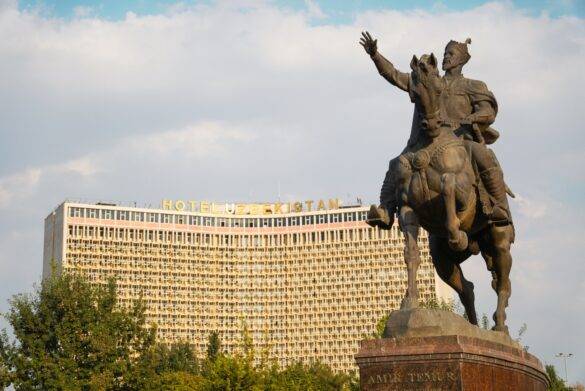 Amir Temur Statue und Hotel Usbekistan.