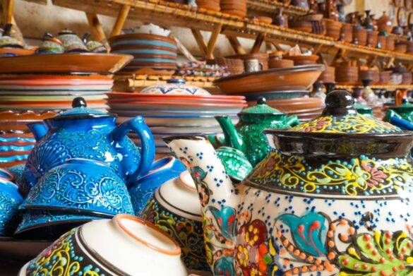 Farbiges Keramikgeschirr in Usbekistan.