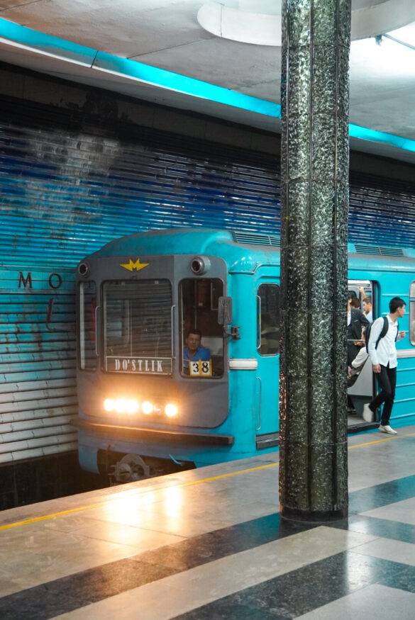 Metro in Taschkent vor blauem Hintergrund.