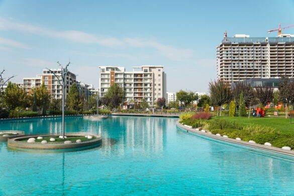 Poolanlage mit modernen Hochhäusern.