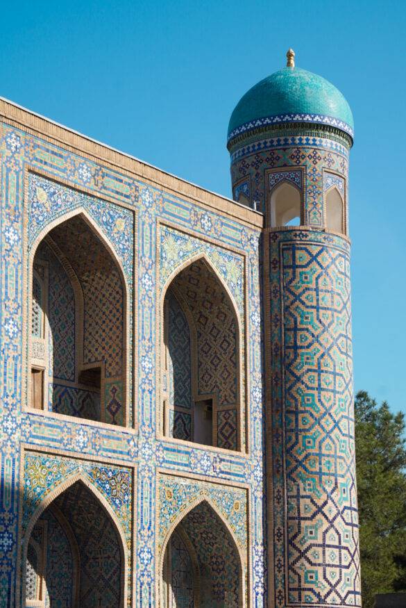 Blau verzierte Madrassa in Usbekistan.