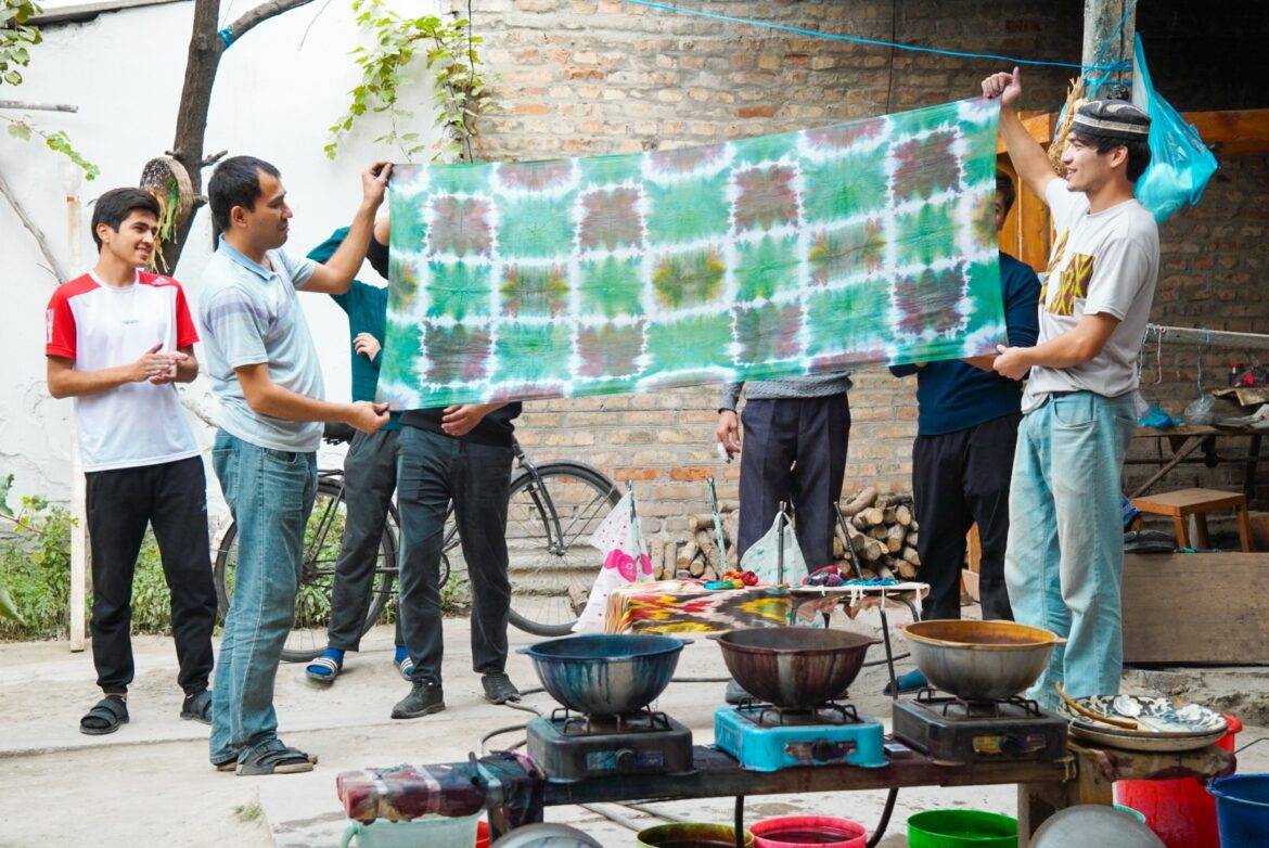 Gefärbtes Seidentuch das präsentiert wird in Usbekistan.