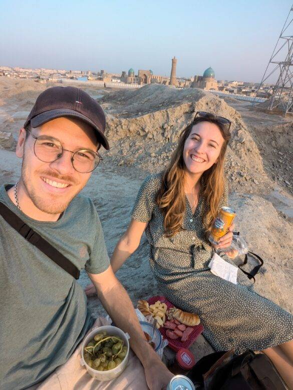 Junges Paar beim Picknicken auf einer Usbekistan Reise.