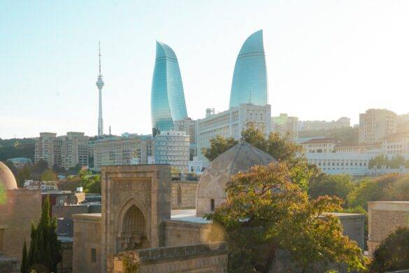 Flaming Towers in Baku, Aserbaidschan hinter historischen Gebäuden
