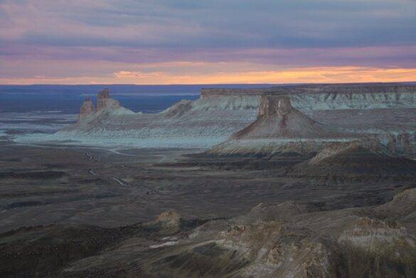 Sonnenuntergang über einem Canyon in Mangystau