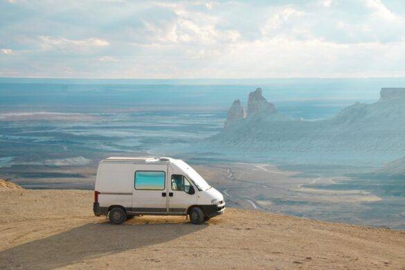 Fiat Ducato Camper in der Steppe von Mangystau in Kasachstan